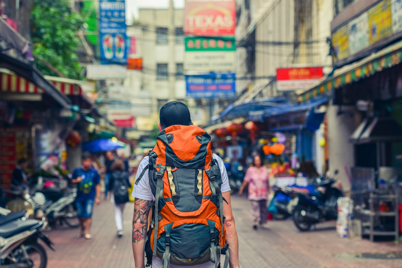 在泰国曼谷街头行走的背包客（图源：图虫创意）