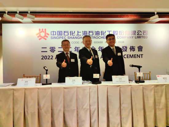 顺序从左到右:公司董事会秘书刘刚、公司董事长万涛以及公司执行董事、副总经理兼财务总监杜军