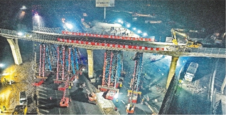 京哈高速公路改扩建工程施工现场。本版图片由本报特约记者田嘉摄