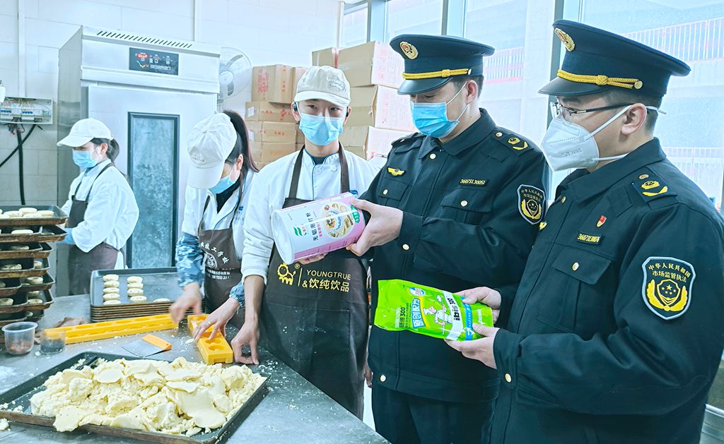 图为3月20日该局执法人员在一奶茶店检查食品添加剂。