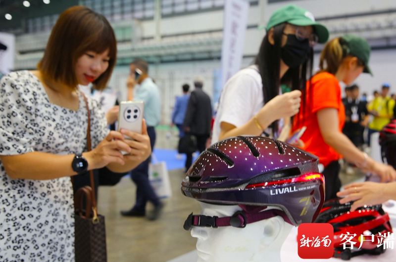 各种高科技头盔在第二届中国(海南)体育用品和装备进口博览会展出。记者汪承贤摄