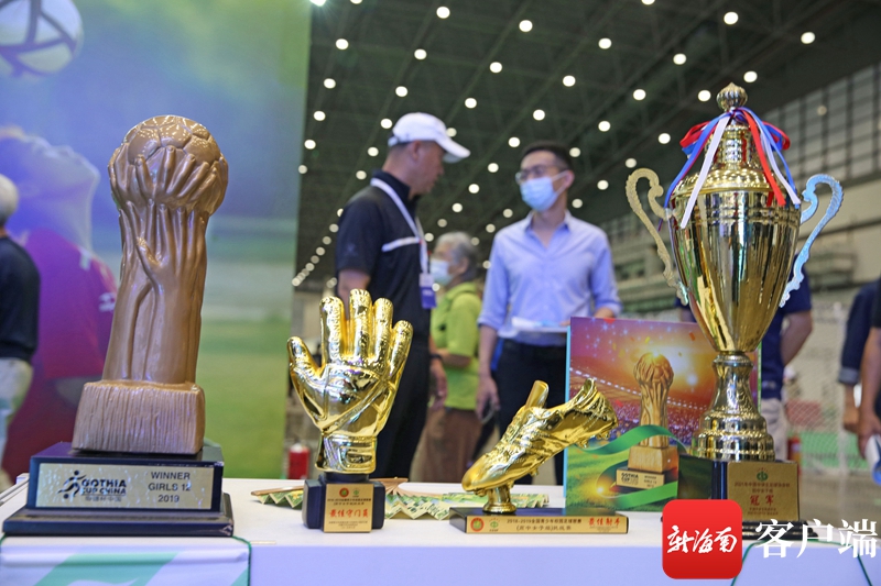 第二届中国(海南)体育用品和装备进口博览会上展出的琼中女足获得奖杯。记者汪承贤摄
