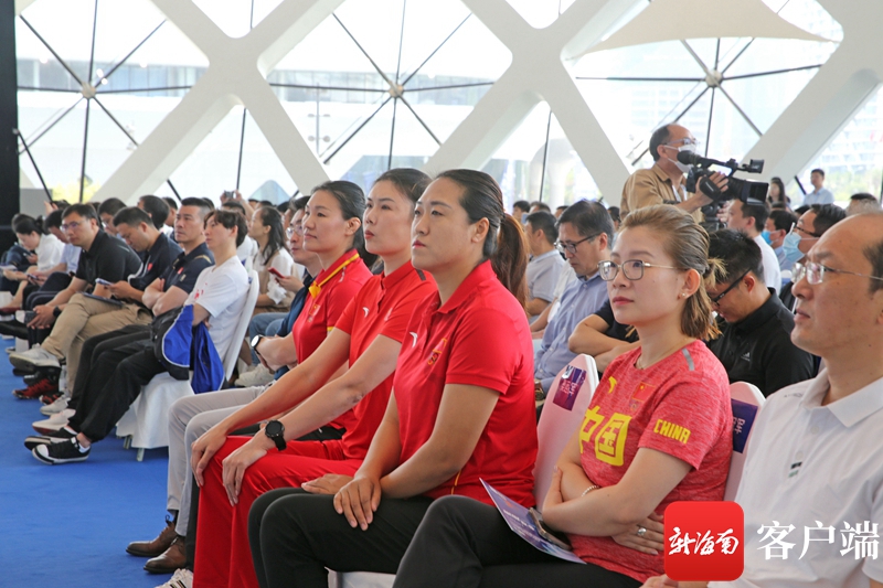 第二届中国(海南)体育用品和装备进口博览会开幕奥运冠军韩晓鹏等参加开幕式。记者汪承贤摄