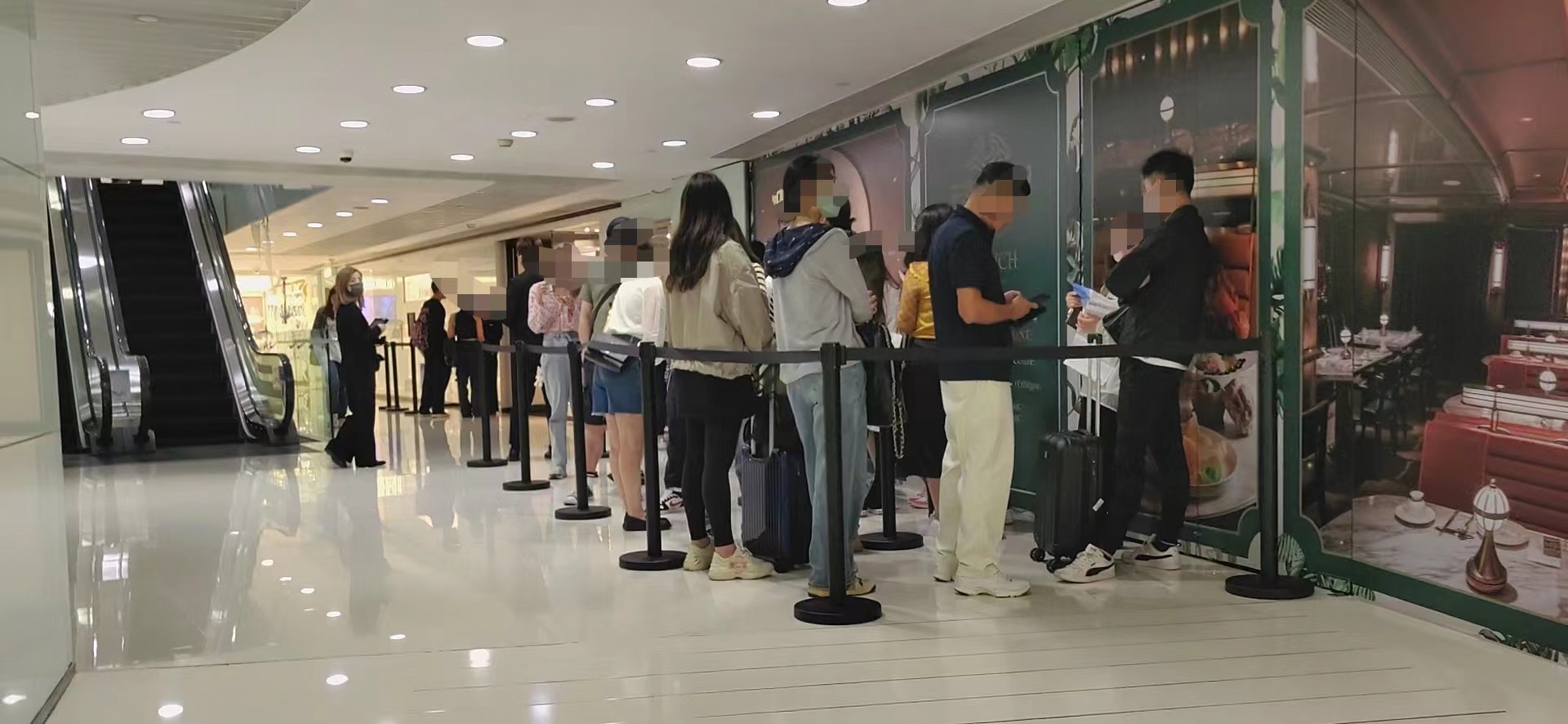 香港真在排队存钱了？汇丰附近排长龙，原来是误会，保险果然爆单，地内客户买保险热度飙升