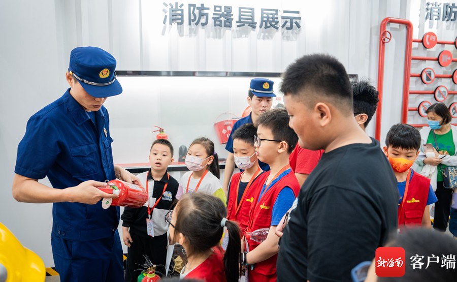 3月26日,南国小记者们走进海口市美兰区图书馆消防体验馆。图为消防员为小记者讲解灭火器使用方法。记者 李昊 摄