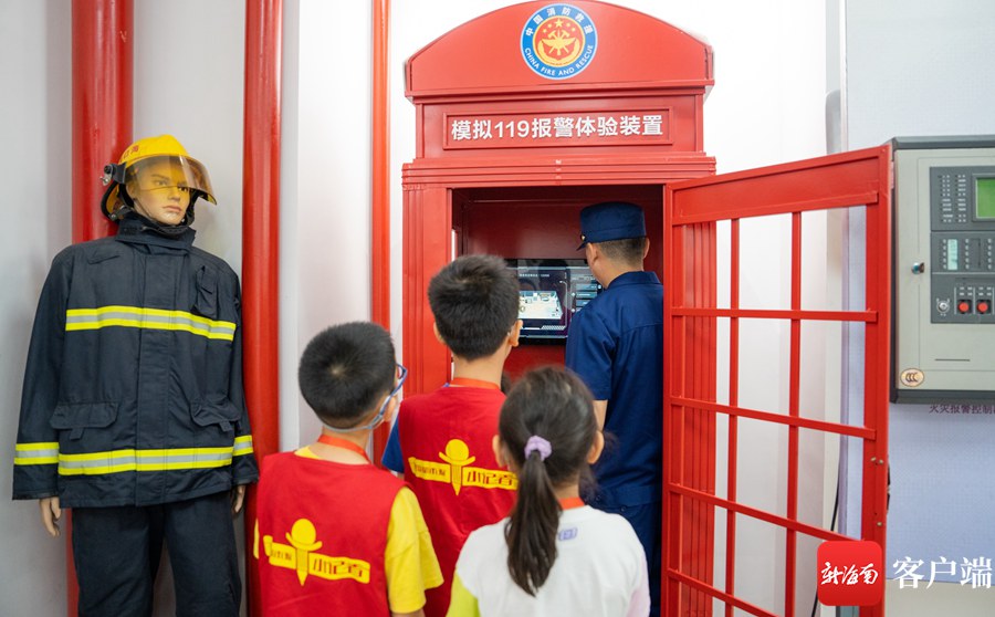 3月26日,南国小记者们走进海口市美兰区图书馆消防体验馆。图为小记者模拟119报警。记者 李昊 摄
