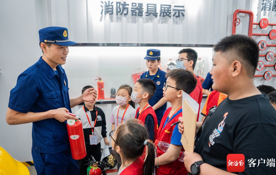 3月26日,南国小记者们走进海口市美兰区图书馆消防体验馆。图为消防员为小记者讲解灭火器使用方法。记者 李昊 摄