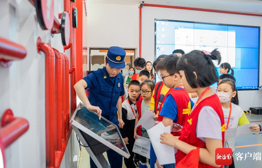 3月26日,南国小记者们走进海口市美兰区图书馆消防体验馆。图为消防员为小记者讲解消防知识。记者 李昊 摄