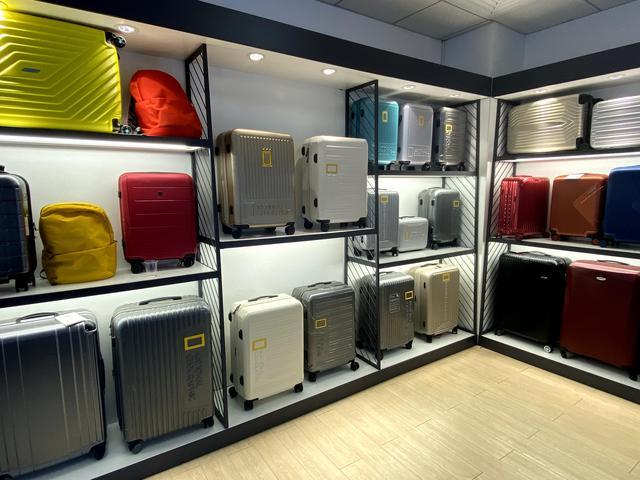 图为湖南省永州市蓝山县一箱包生产企业展示的产品。新华社记者柳王敏 摄