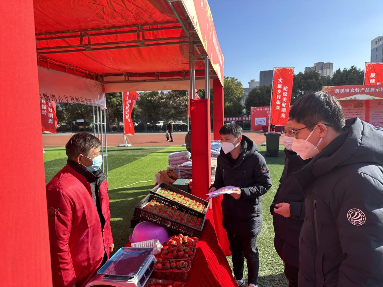 工商银行普惠行青年先锋队向草莓种植农户介绍信贷产品