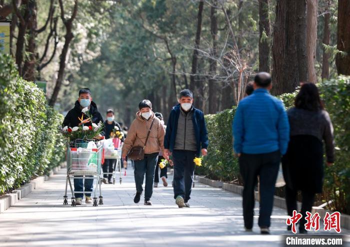 北京各大墓园推出多项惠民便民服务措施,为市民扫墓提供方便。图为万安公墓。 中新社记者 贾天勇 摄