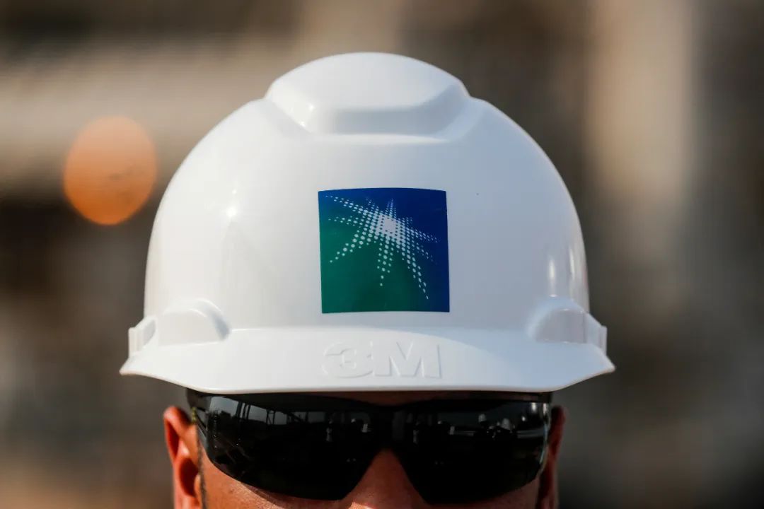 戴着印有沙特阿美标识安全帽的工人（资料图） 图片来源：新华社