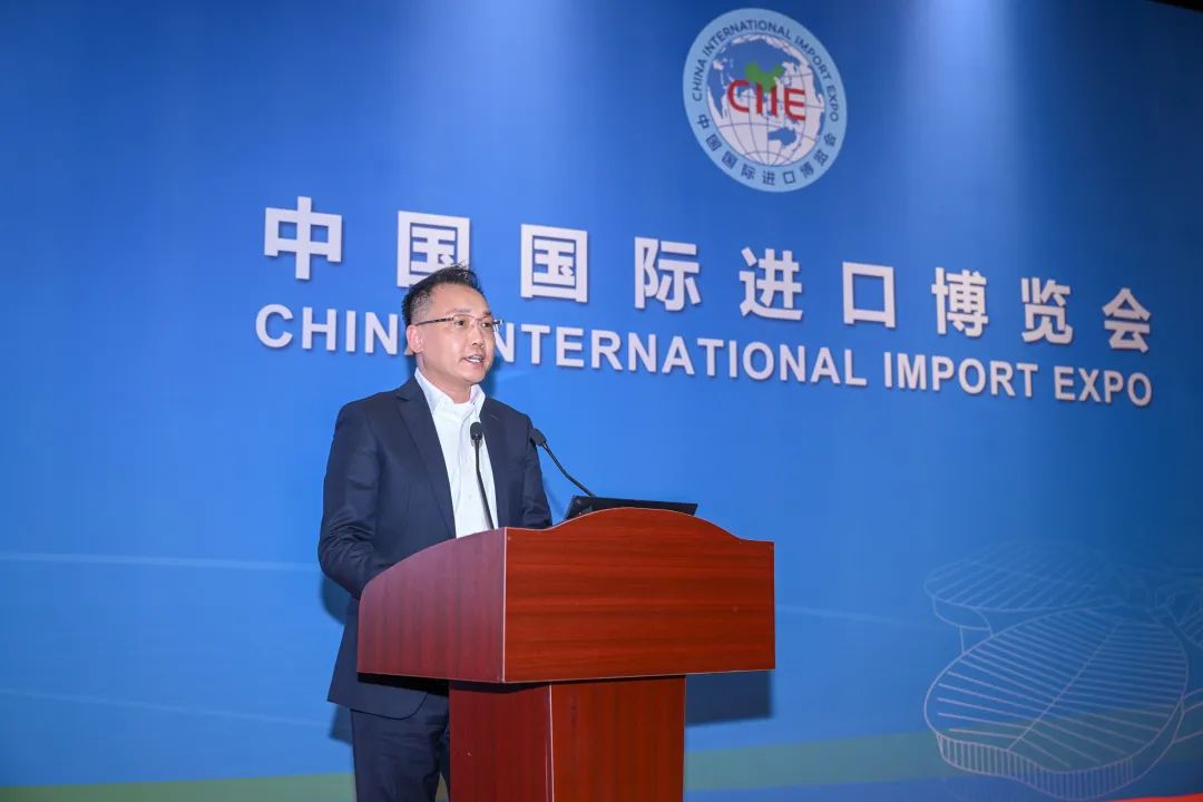 上海虹桥国际进口商品展销有限公司副总经理颜奕斌发言