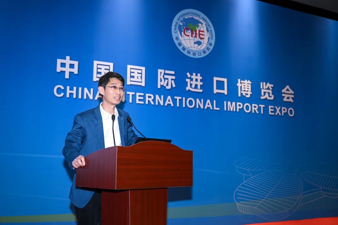 上海市食品药品安全研究会化妆品专业委员会主任、上海市外高桥集团股份有限公司副总经理张浩发言
