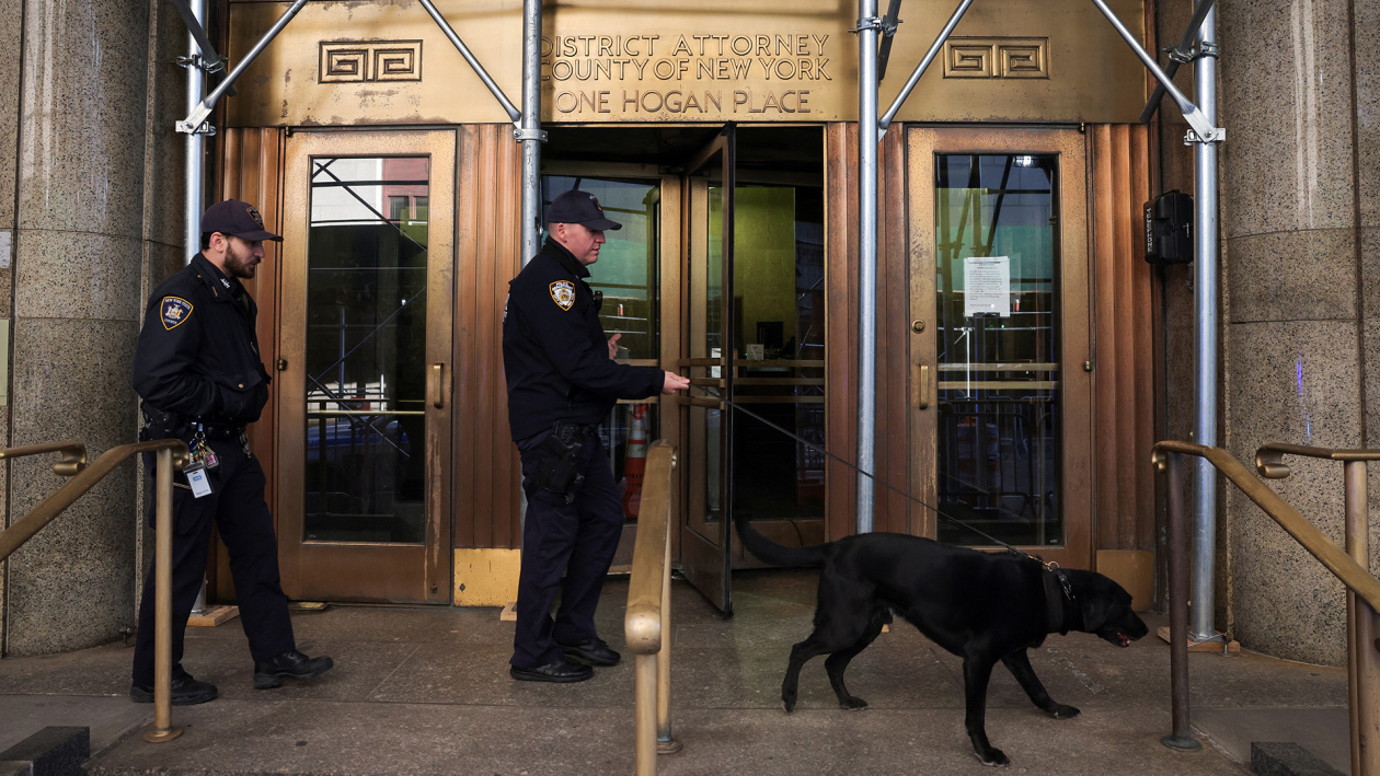 当地时间3月29日，纽约市警察局警犬队的警员在纽约地区检察官办公室周围搜查。图片来源：外媒