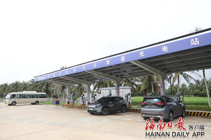 东屿岛上的光储充智慧一体化停车场,充电桩使用清洁能源,棚顶为光伏板。海南日报记者 邱肖帅 摄
