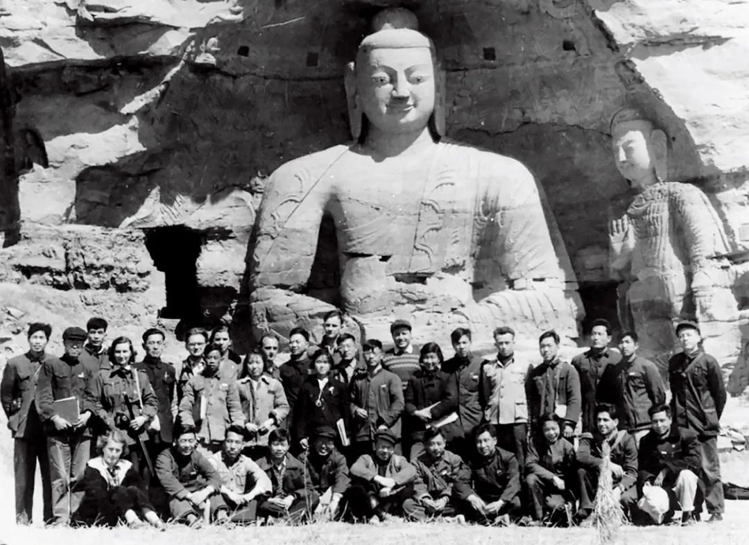 1955年,宿白(前排左五)和北京大學歷史系考古專業1952級同學在云岡石窟實習。