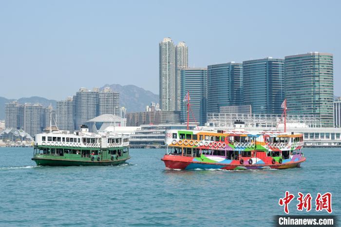 香港天星小輪穿梭於香港島與九龍半島之間。　陳永諾 攝