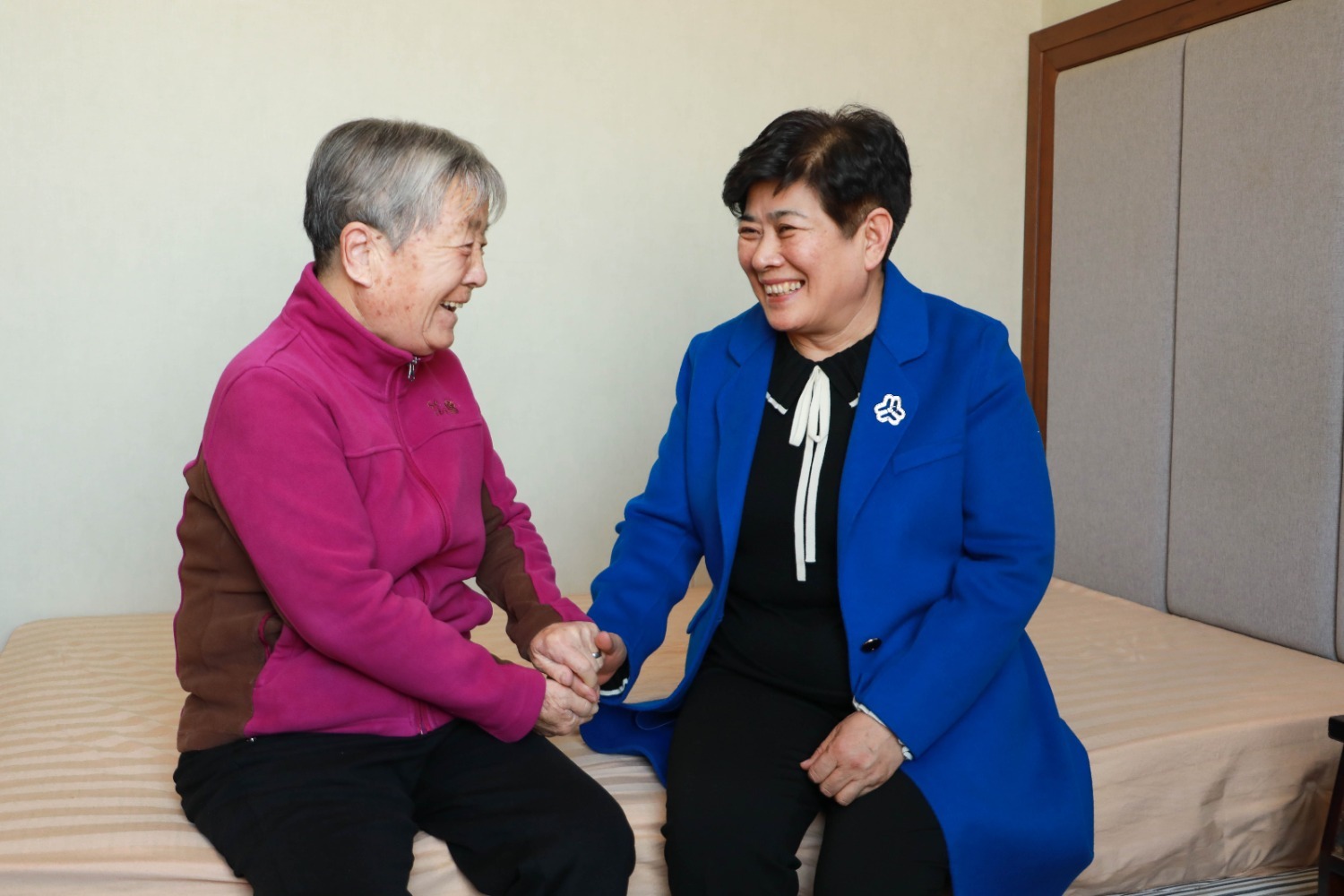 4月1日，全国人大代表张淑芬在易水养老服务中心与老人交谈。