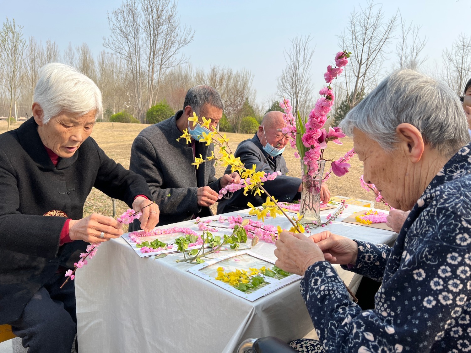 4月1日，在易县杏林医院康养乐园，老人自己动手插花装扮养老文化走廊。
