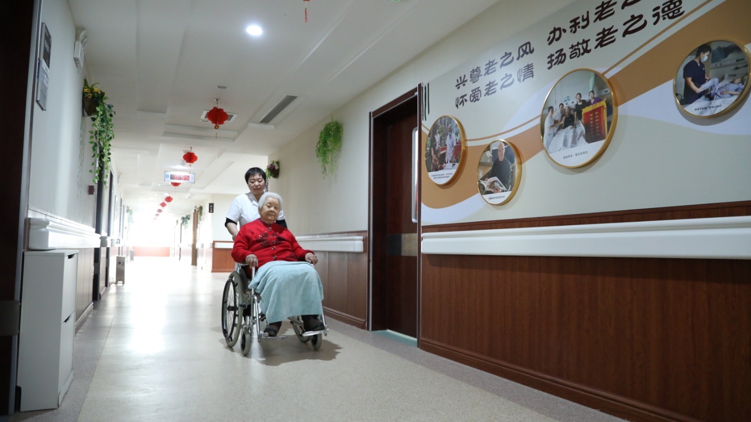 4月1日，易县杏林医院医养结合康复中心护理人员暖心陪护老人。
