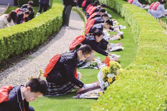 4月5日,在龙华烈士陵园,大中小学学生向烈士墓敬献菊花。 记者 何易摄