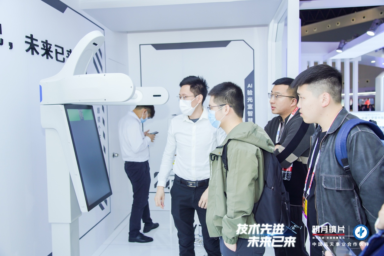 图|参会者正在体验AI验配仪