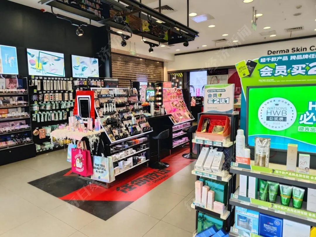 李嘉诚旗下这一品牌去年平均1天关1家店！员工吐槽：10年前月薪1万＋，现在2000！专家：留给它的时间不多了