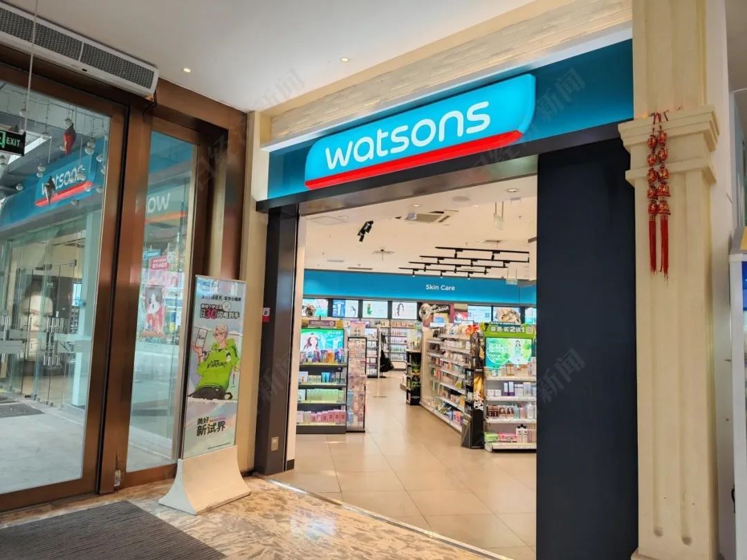 李嘉诚旗下这一品牌去年平均1天关1家店！员工吐槽：10年前月薪1万＋，现在2000！专家：留给它的时间不多了