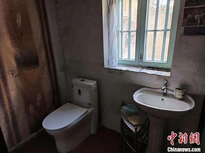 疏通剂一倒几百元到手 修马桶为何如此“暴利”？