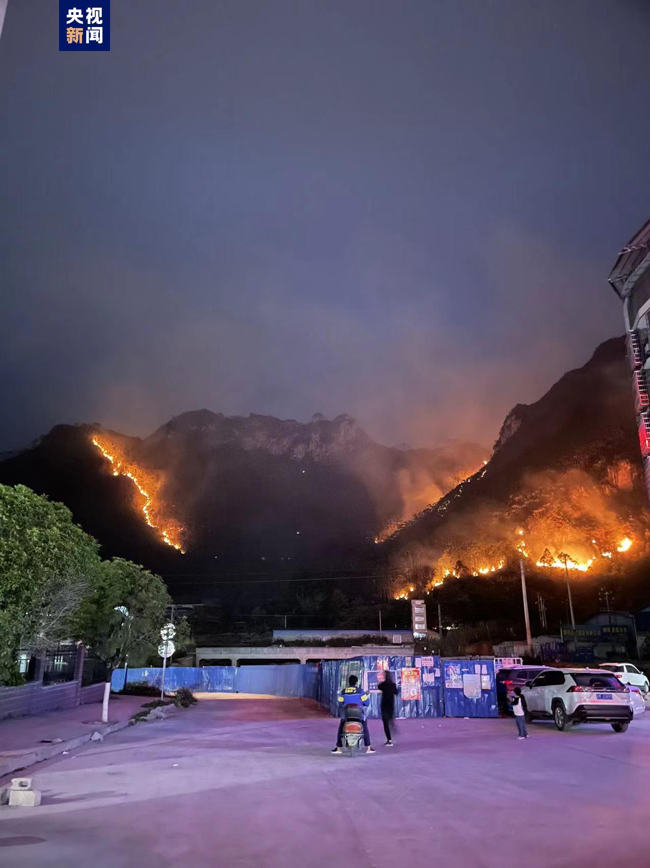 广西河池金城江区发生山火 救援人员正在扑救