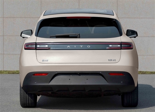 用上华为高阶智能驾驶 新款问界M5官宣：偶遇变道能绕行