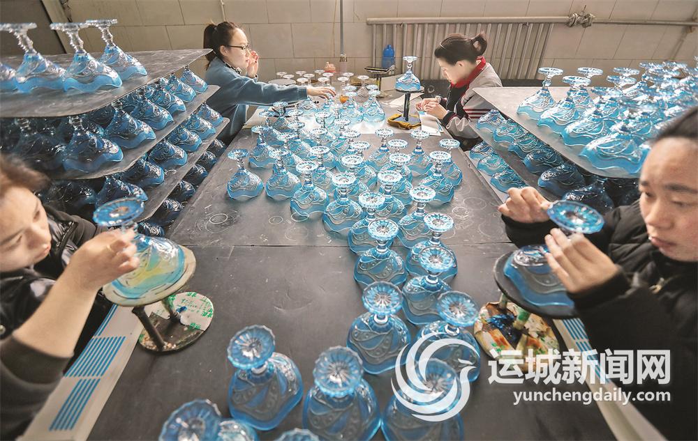 畖底镇玻璃加工厂女工在为新民玻璃出口乌兹别克斯坦的果斗贴花。本报记者 金玉敏 摄