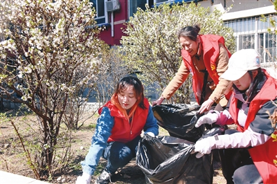 沈河区滨河街道的志愿者参加清洁沈阳活动。李浩摄
