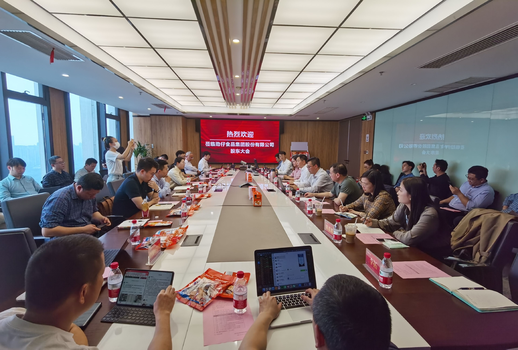 图为劲仔食品年度股东大会现场(摄影:肖伟)