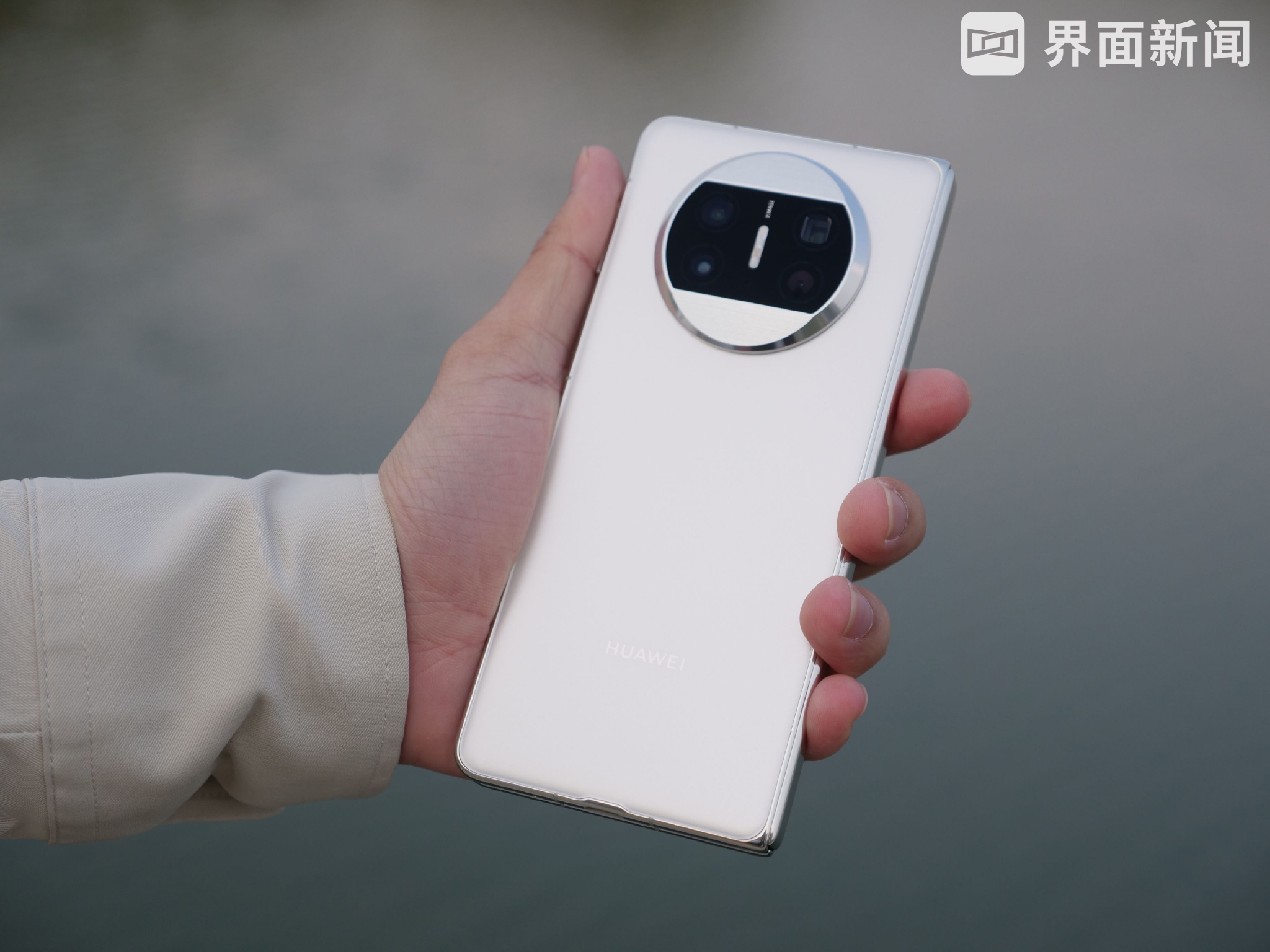 折叠屏对比直板手机 ee31-38c1f1c8e81096ef18bd8889308ce2c3.jpg