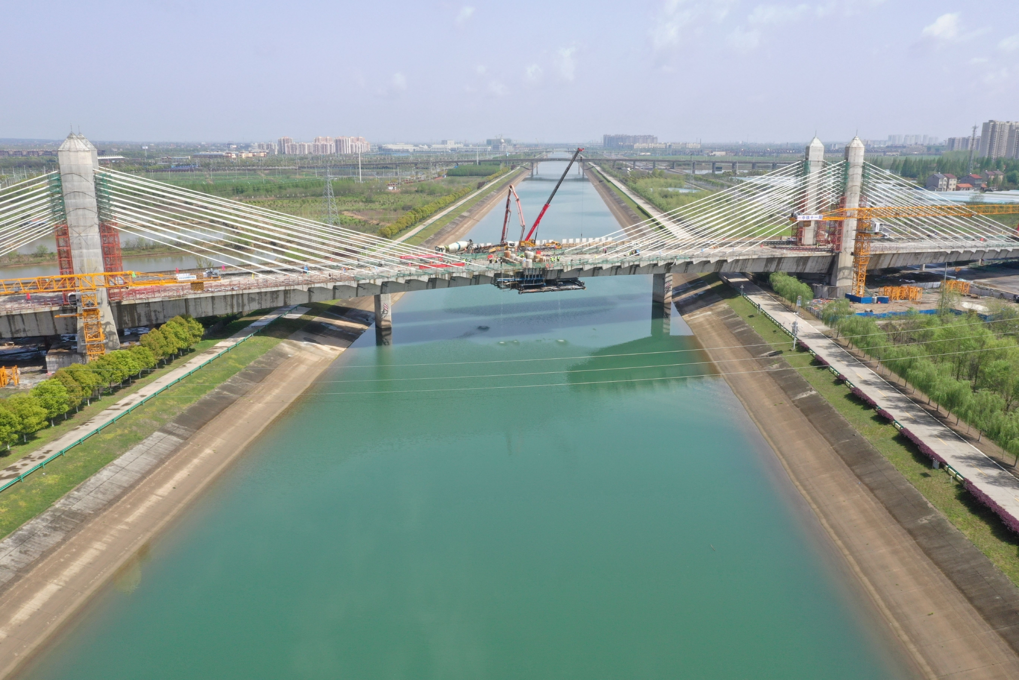 国内首座跨越引江济汉运河矮塔斜拉桥合龙|斜拉桥|中铁_新浪新闻