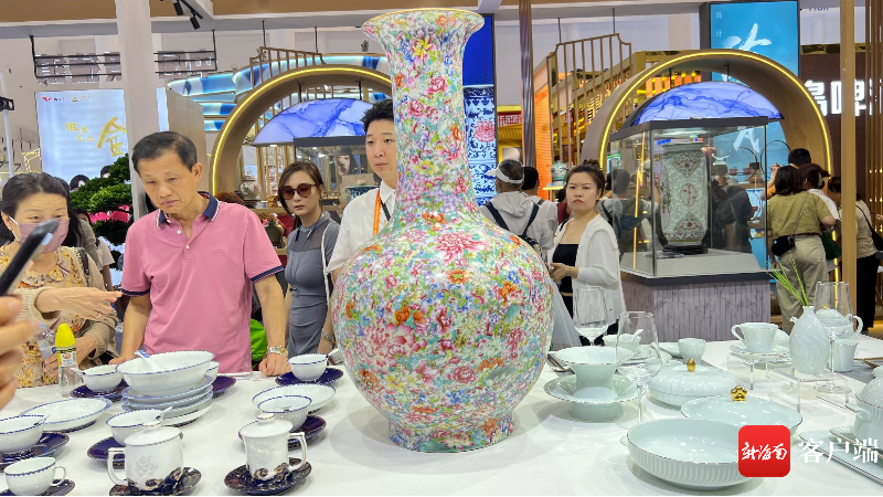 景德镇陶瓷精品展区，吸引了众多市民游客的目光。记者 王洪旭 摄