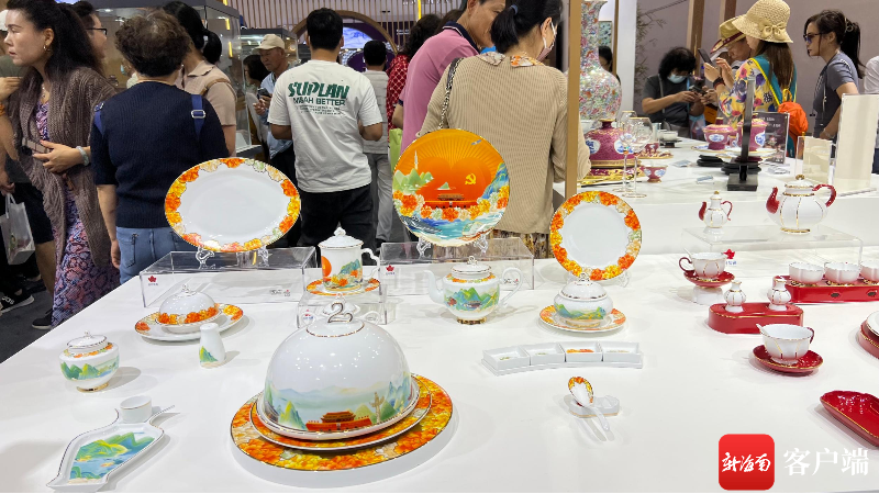 景德镇陶瓷精品展区，吸引了众多市民游客的目光。记者 王洪旭 摄