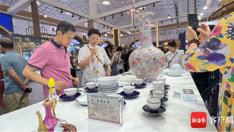 景德镇陶瓷精品展区，吸引了众多市民游客的目光。记者 王洪旭 摄