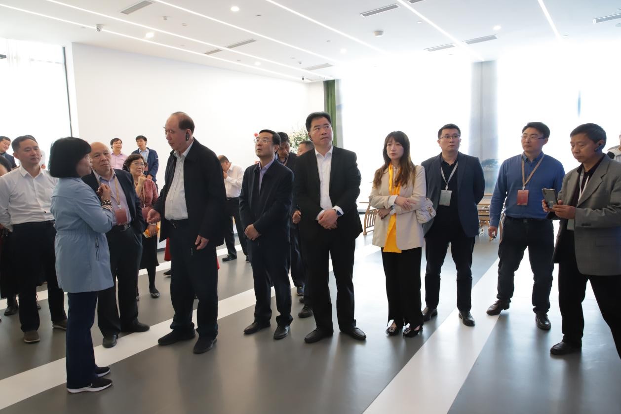 与会领导嘉宾一行前往“寻茶记·生活馆”参观考察新昌茶产业大脑