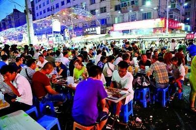 辽宁锦州夜市人头攒动。马洪波摄/光明图片