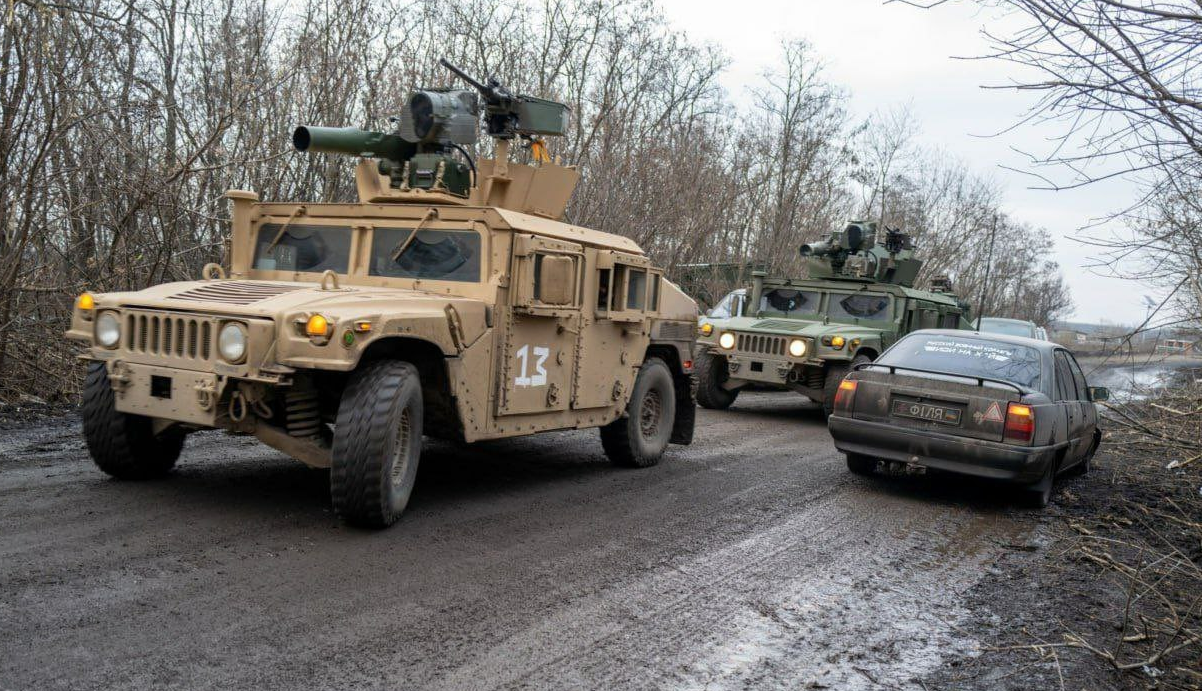 烏軍在巴赫穆特地區使用“陶-2B”反坦克導彈系統和M1167型發射車 圖源:社交媒體
