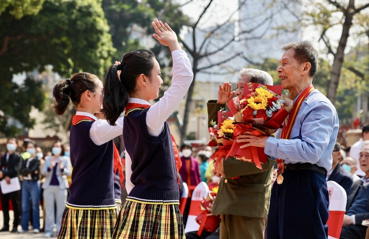 　　广州的新时代好少年向抗美援朝老战士敬礼献花，革命薪火代代相传。（受访者供图）在青少年心中播下“红色种子”