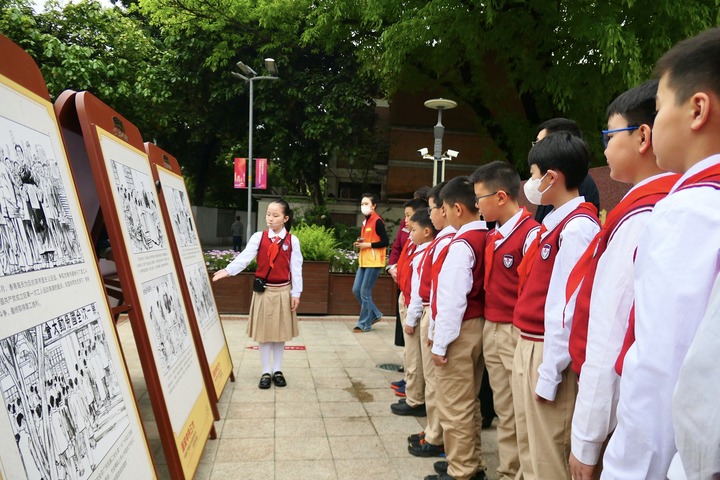 　　《画说中共三大》连环画和巡展走进广州市民群众。（受访者供图）融合创新彰显“红色文化”影响力