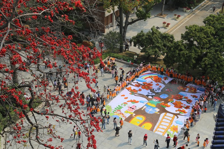 　　中山纪念堂350多岁的“木棉王”见证百童同绘英雄花。（受访者供图）深挖史迹潜能活化“红色资源”