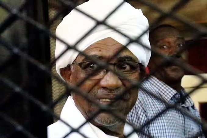 △蘇丹前總統巴希爾被推翻后，因涉嫌貪污等罪名在法庭受審