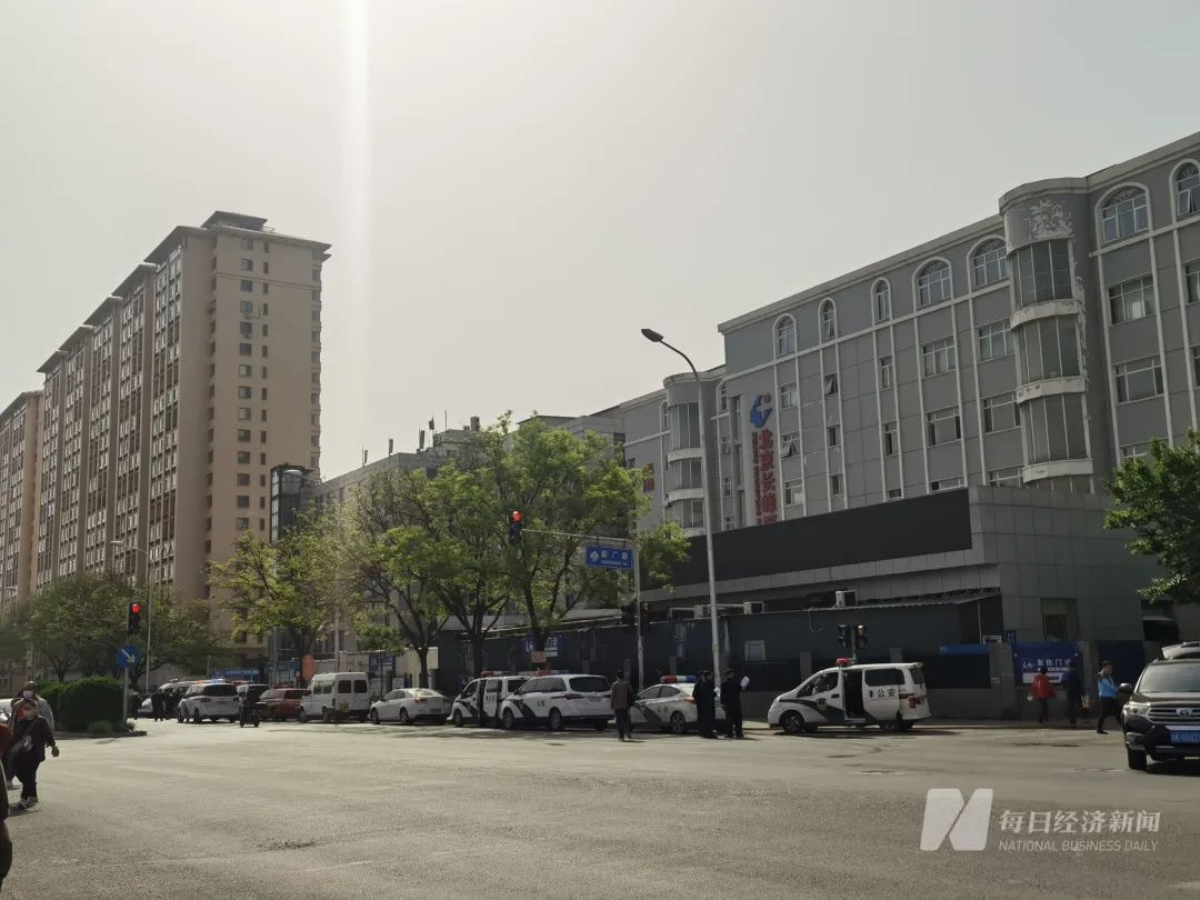 取消会籍、收回牌匾、院长等12人被抓…“火烧”长峰医院：虚假广告、竞价排名，花数亿元营销却连年亏损…