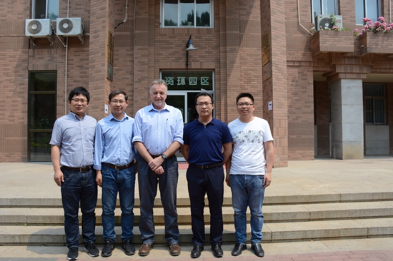 图7:新洋丰科研人员与澳大利亚阿德莱德大学Mike教授合