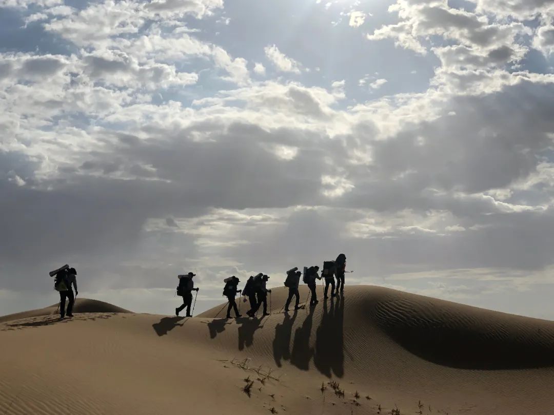  探險隊伍在騰格里沙漠行走